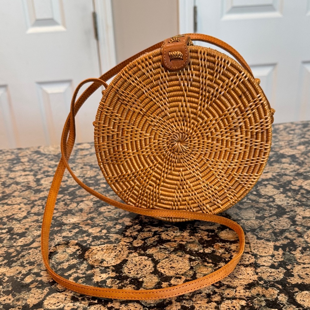 ☀️Great for summer vacations!☀️Round Woven Tan Crossbody Bag